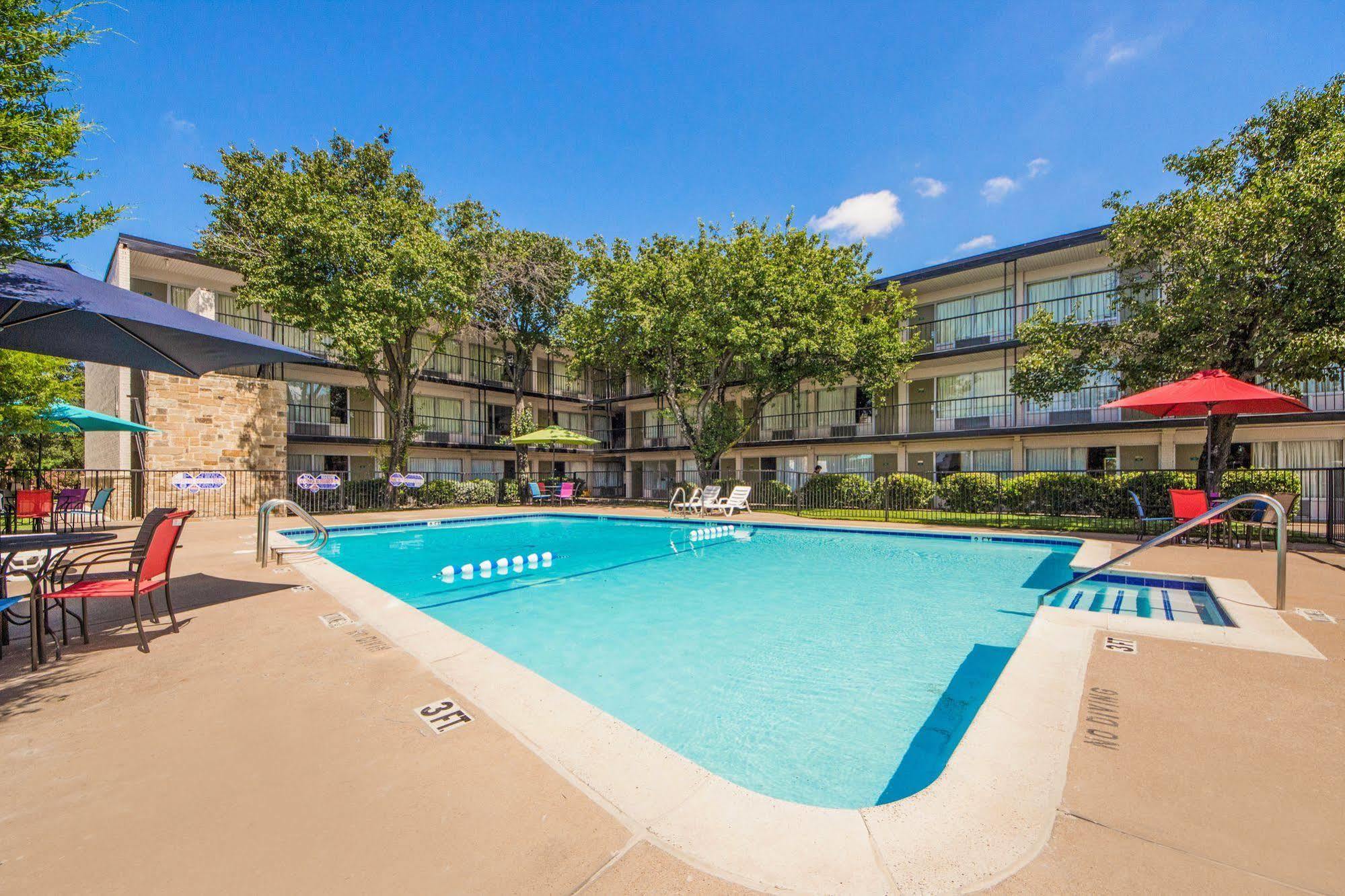 Econo Lodge Airport I-35 North Farmers Branch Buitenkant foto